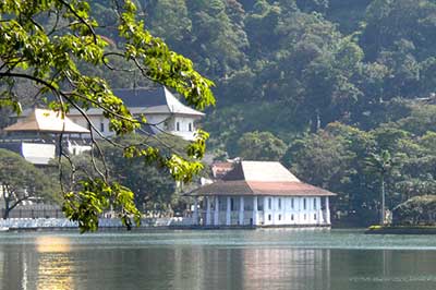 Kandy Lake | elephanttoe.com